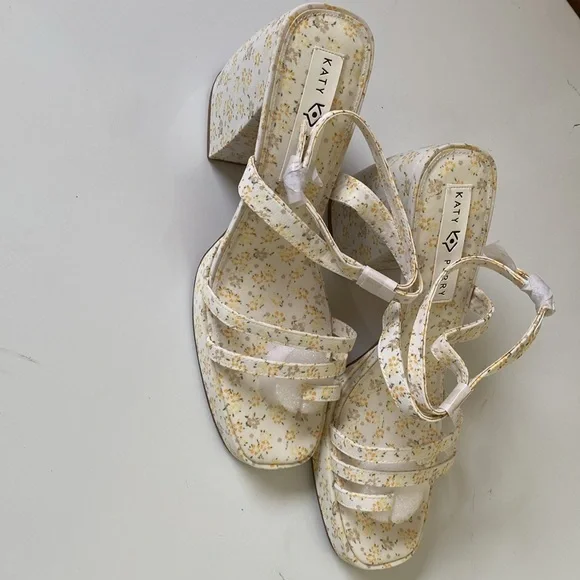 Woman’s Shoes - Picture 4 of 8